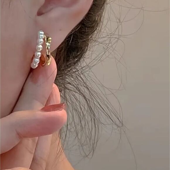 C Shape Faux Pearl Decor Gold Tone Stud Earrings - Picture 3 of 4